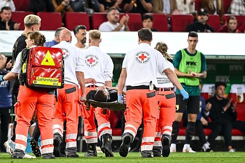 Robin Fellhauer wird vom Platz getragen - © Harry Langer/dpa