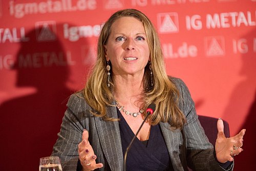 IG-Metall-Tarif-Vorständin Nadine Boguslawski erläutert den Abschluss. - © Georg Wendt/dpa