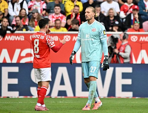 Sah die Rote Karte: Mainz-Keeper Robin Zentner (r). - © Torsten Silz/dpa