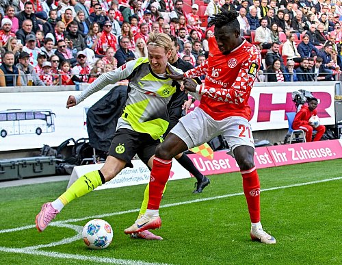 Dortmunds Julian Brandt (l) legte beide Treffer in der ersten Hälfte auf. - © Torsten Silz/dpa