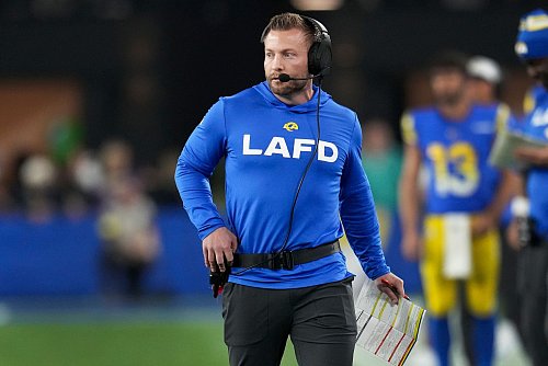 Rams-Trainer Sean McVay trug die Abkürzung für die Feuerwehr in Los Angeles auf der Brust. - © Ross D. Franklin/AP/dpa