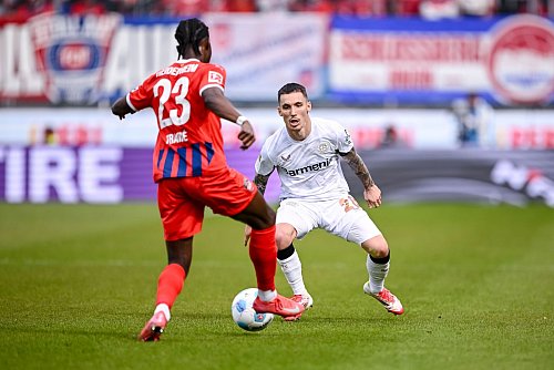 Leverkusens Grimaldo wurde auch defensiv extrem beschäftigt. - © Harry Langer/dpa