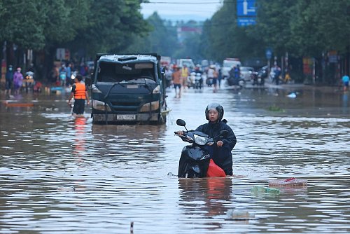Anhaltender Starkregen bereitet den Behörden Sorgen. - © VNA/XinHua/dpa