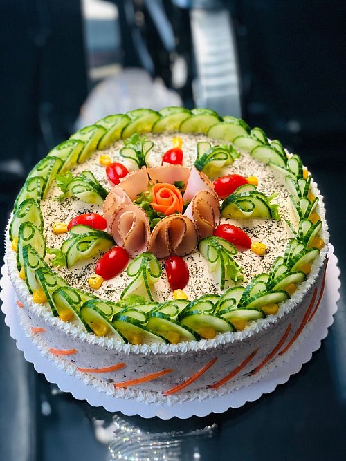 Kochschinkenröllchen und reichlich Gurkenscheiben zieren die Brottorte im Stader Café «Tischlein deck dich» - © Alina Eine/Tischlein deck dich - Café/dpa-tmn