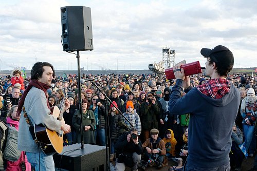 Hat eine klare Meinung zur KI: Christopher Annen (l) von der Band AnnenMayKantereit. (Archivbild) - © Henning Kaiser/dpa