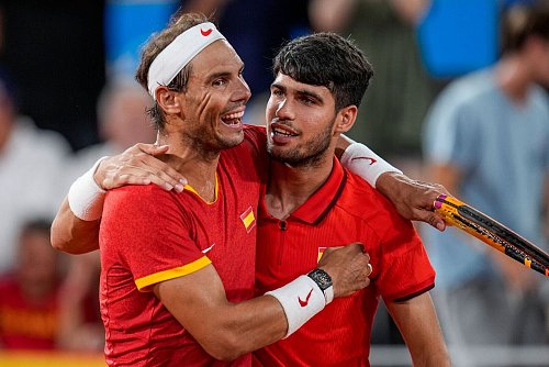 Bei den Olympischen Spielen verpassten Rafael Nadal (l) und Carlos Alcaraz eine Medaille. - © Manu Fernandez/AP/dpa