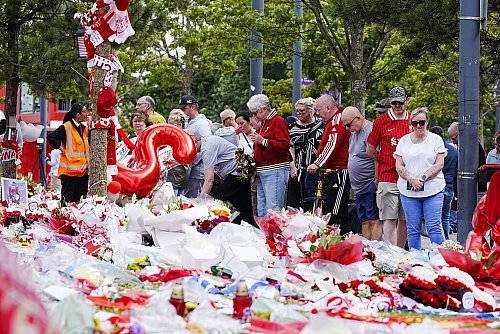 Auch in Liverpool trauern viele Menschen um Diogo Jota. - © Peter Byrne/PA Wire/dpa