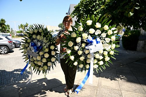 Blumen zu Ehren der Verstorbenen - © Pa/PA Wire/dpa