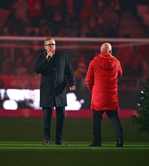 Jan-Christian Dreesen bat im Stadion, der Opfer zu Gedenken. - © Tom Weller/dpa