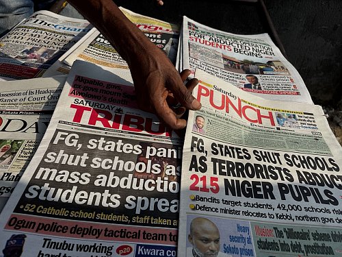 Sowohl kriminelle Banden als auch Terrormilizen entführen immer wieder Schulkinder in Nigeria. (Archivbild) - © Sunday Alamba/AP/dpa