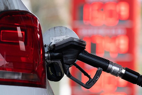 Energieprodukte teils deutlich günstiger als ein Jahr zuvor - © Sebastian Kahnert/dpa