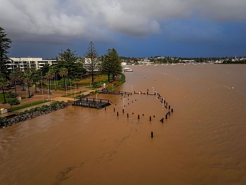 Wasser so weit das Auge reicht: Das Hochwasser an der Ostküste ist verheerend. - © Lindsay Moller/AAP/dpa