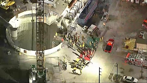 Dutzende Einsatzkräfte eilten zum Unglücksort, darunter spezialisierte Rettungsteams. - © -/KABC/ABC7 Los Angeles via AP/dpa