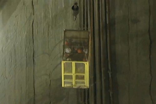 Alle Eingeschlossenen konnten laut Feuerwehr gerettet werden. - © -/KABC/ABC7 Los Angeles via AP/dpa