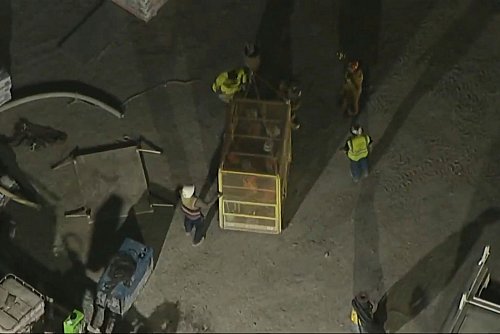 Ersten Berichten zufolge kletterten einige Arbeiter über lose Erde und wurden dann mit einem Tunnelfahrzeug zum Ausgang gebracht. - © -/KABC/ABC7 Los Angeles via AP/dpa