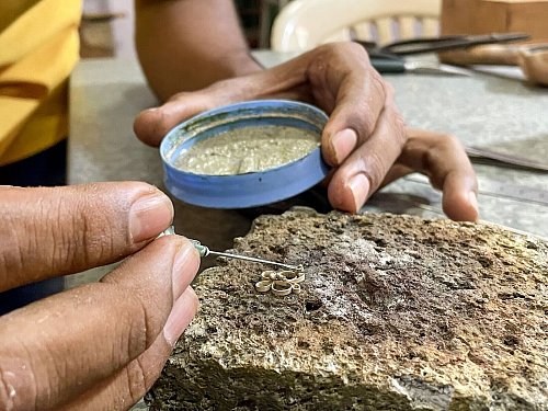 Fingerspitzengefühl gefragt: In Mompox lernt man in Filigrankunst-Workshops, «Gabos» Schmetterlinge und Goldfische selbst zu fertigen - © Manuel Meyer/dpa-tmn
