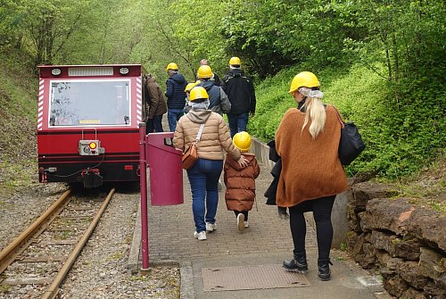 Eine Grubenfahrt ist Teil einer geführten Besichtigungstour im Nationalen Bergbaumuseum in Rumelange. - © Andreas Drouve/dpa-tmn