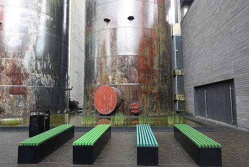 Bänke vor alten Hochöfen: Der Industriebereich Belval wandelt sich zum urbanen Lebensraum. - © Andreas Drouve/dpa-tmn