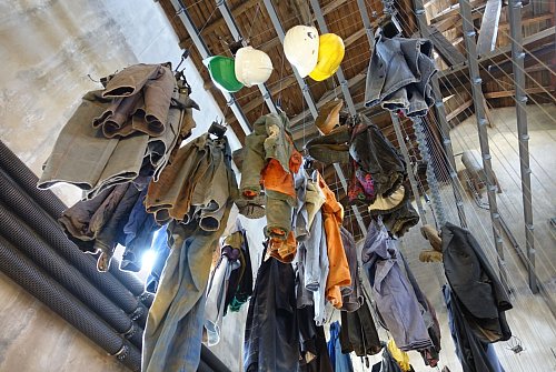Im Museum der Mine Cockerill: Hoch oben trocknete früher die Kleidung der Bergmänner. - © Andreas Drouve/dpa-tmn
