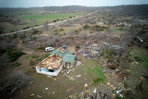 In Missouri starben mindestens zwölf Menschen infolge der Unwetter. - © Jeff Roberson/AP/dpa