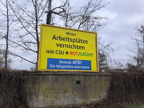 Auffällige AfD-Wahlwerbung wie hier in Bamberg ist auch in anderen Städten in Deutschland zu sehen. Es handelt sich nicht um offizielle AfD-Wahlplakate, sondern um eine Aktion des Spenders Gerd Dingler aus Österreich. (Archivbild) - © David Hutzler/dpa