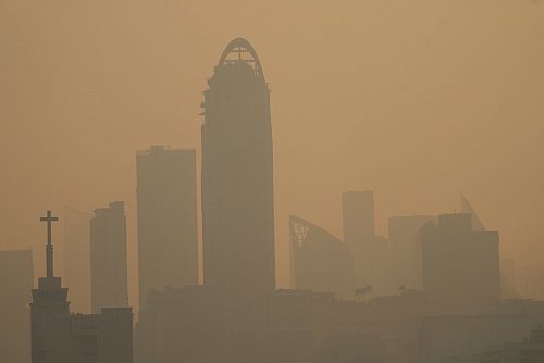 Die Menschen in Thailand werden immer wieder aufgefordert, sich in Innenräumen aufzuhalten. - © Sakchai Lalit/AP/dpa
