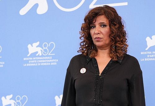 Regisseurin Kaouther Ben Hania («The Voice of Hind Rajab») bei den Filmfestspielen von Venedig. - © Scott A Garfitt/Invision/AP/dpa