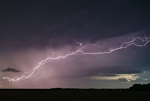 Bei Gewitter gilt: raus aus dem Zelt und blitzschnell ab ins Auto. - © Patrick Pleul/dpa
