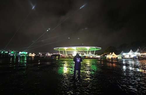 Ein Gewitter kann die Festivalidylle zumindest zeitweise stören. - © Marcus Brandt/dpa/dpa-tmn