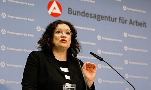 Nahles verweist auch auf leere Kassen bei der BA. - © Daniel Löb/dpa