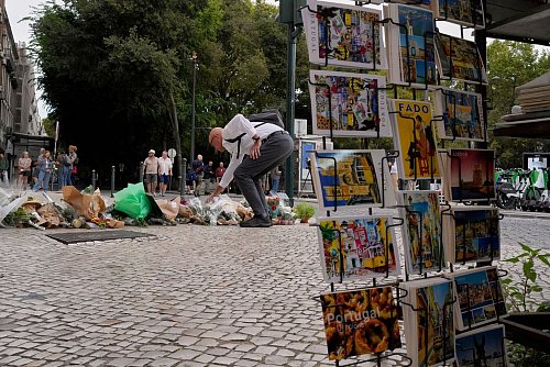 Bei dem schwersten Unglück dieser Art mit Standseilbahnen in Lissabon sind 16 Menschen ums Leben gekommen und 21 zum Teil schwer verletzt worden. (Archivfoto) - © Armando Franca/AP/dpa