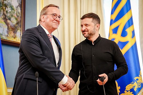 Die Ukraine und Deutschland wollen gemeinsam Waffen mit hoher Reichweite pduzieren. - © Kay Nietfeld/dpa