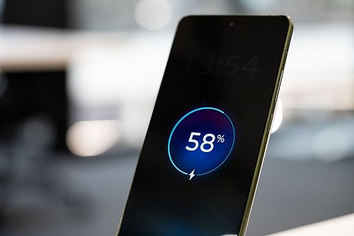 Alles relativ: Um den angezeigten Ladestand und die tatsächlich noch vorhandene Kapazität des Akkus in gesunder Relation zu halten, lohnt sich hin und wieder eine Kalibrierung. - © Nico Tapia/dpa-tmn