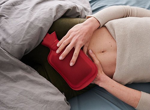 Krämpfe im Unterleib, die kaum auszuhalten sind: Frauen, die an Endometriose erkrankt sind, bekommen oft nicht die medizinische Hilfe, die sie brauchen. - © Annette Riedl/dpa/dpa-tmn