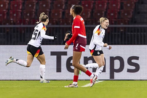 Doppelpack im DFB-Dress: Frankfurts Laura Freigang (r.) - © Michael Buholzer/KEYSTONE/dpa