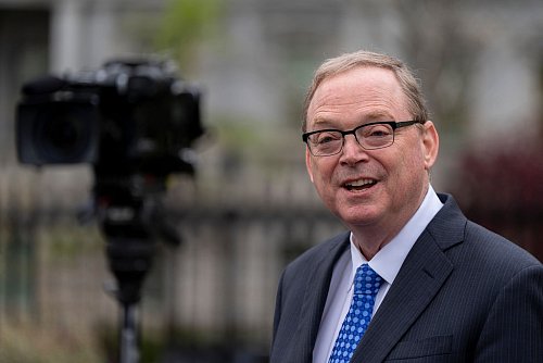 Die USA nähmen sofort wieder Handelsgespräche mit Kanada auf - bestätigt Trumps Wirtschaftsberater Kevin Hassett auf Nachfrage. (Archivbild) - © Alex Brandon/AP/dpa