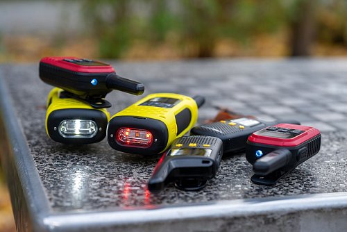 Leuchte, leuchte, kleines Walkie-Talkie: Viele Geräte bringen eine praktische Taschenlampe mit. - © Nico Tapia/dpa-tmn