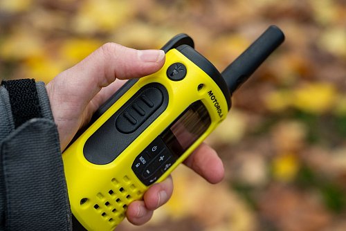 Wegen der recht kurzen Antenne sind in der Stadt und auf freiem Gelände maximal anderthalb Kilometer Reichweite drin, im Wald oft nur wenige hundert Meter. - © Nico Tapia/dpa-tmn