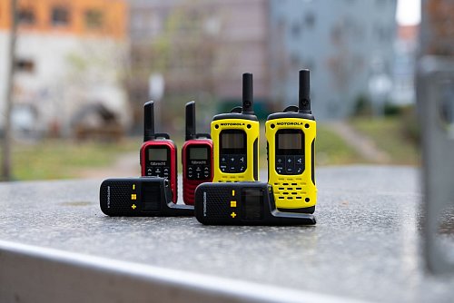 Robuster Auftritt: Anders als die meisten Smartphones fühlen sich viele Walkie-Talkies in ruppiger Umgebung wohl. - © Nico Tapia/dpa-tmn