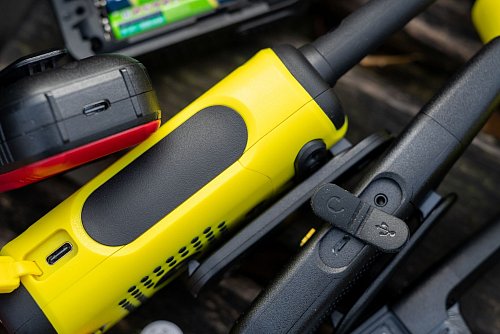 Anschlussfreudig: USB-Ladebuchsen und ein Headset-Anschluss an Walkie-Talkies. - © Nico Tapia/dpa-tmn