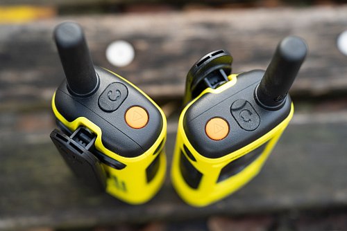 Draußen und unterwegs fühlen sich die kleinen «Funken» am wohlsten: Sie sind ideale Kommunikationsmittel für Freizeit und Sport. - © Nico Tapia/dpa-tmn