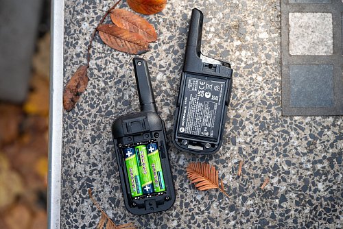 Batterien zum Wechseln (links) versus Akku zum Laden (rechts): Es lohnt sich auf jeden Fall, zu Geräten mit Lithium-Ionen-Akku zu greifen, die sich wie ein Smartphone laden lassen. - © Nico Tapia/dpa-tmn