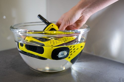 Scheuen das Wasser nicht: Wer etwas mehr ausgibt, bekommt auch Walkie-Talkies, die gegen Spritzwasser oder sogar Untertauchen geschützt sind. - © Nico Tapia/dpa-tmn