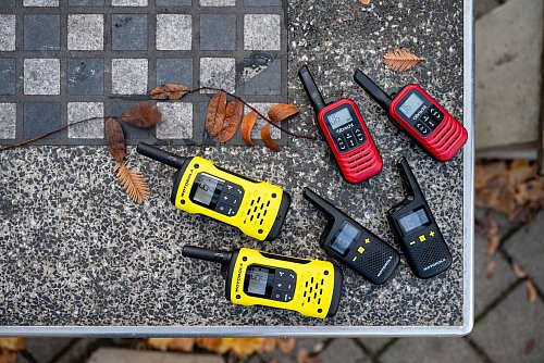 Walkie-Talkies gibt es in allen Preisklassen, ein einfaches Set bekommt man schon für 20 bis 50 Euro. - © Nico Tapia/dpa-tmn