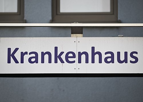 Der Streik ist zunächst aufgeschoben. Wie es weitergeht, sollen nun die Ärztinnen und Ärzte in einer Urabstimmung entscheiden. (Archivbild) - © Arne Dedert/dpa