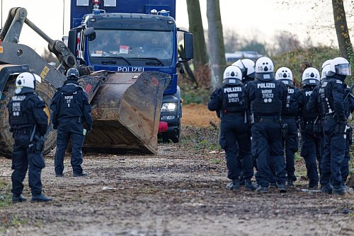 Mit zahlreichen Einsatzkräften und schwerem Gerät ist die Polizei im Einsatz. (Archivbild) - © Henning Kaiser/dpa