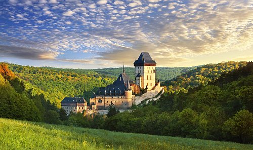 Die Burg Karlstejn ist ein beliebtes Ausflugsziel - im gleichnamigen Ort endet die Kanutour. - © Ladislav Renner/Czech Tourism/dpa-tmn
