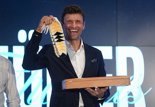 Müller bekam als Gastgeschenke eine Adler-Feder und ein handgefertiges Stirnband. - © Darryl Dyck/Canadian Press via ZUMA Press/dpa