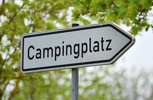 Auf den Campingplätzen in NRW herrscht starke Nachfrage. (Archivbild) - © Martin Schutt/dpa-Zentralbild/dpa