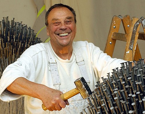 Günther Uecker im Jahr 2008 mit einem Nagelobjekt. - © Horst Ossinger/dpa